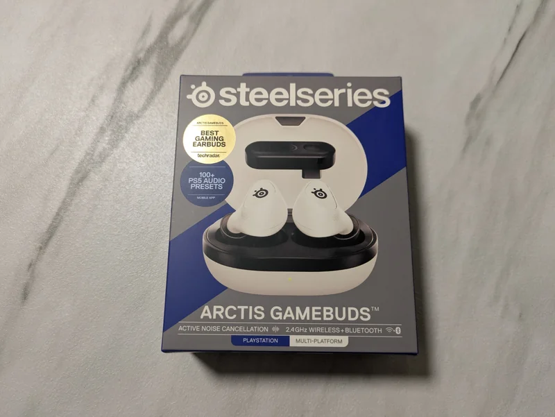 Arctis GameBudsの開封前のパッケージ