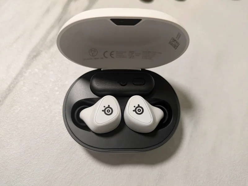 Arctis GameBudsの本体と充電ケース